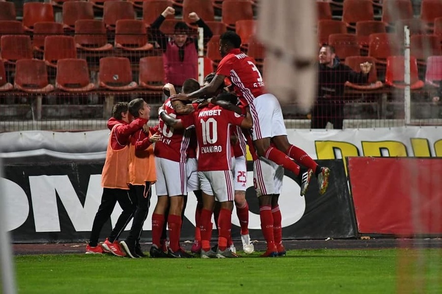 Peste 200 de cazuri/zi au fost suficiente! Ţara vecină care nu mai primeşte fani pe stadioane