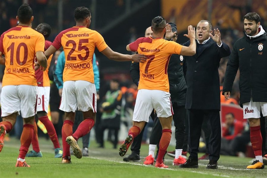 Galatasaray păstrază şanse de Europa League, după victoria pe final cu Goztepe. Două goluri anulate de VAR şi un penalty ratat au animat meciul