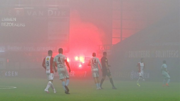 VIDEO | Atmosferă incendiară în Eredivisie! Meciul a fost întrerupt 17 minute