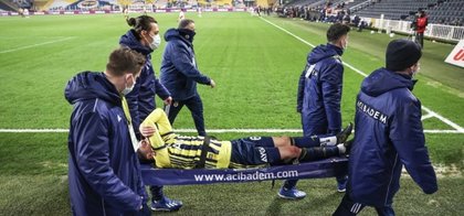 Accidentare gravă pentru Mesut Ozil. A fost scos pe targă şi va fi indisponibil o perioadă lungă