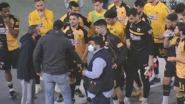 VIDEO | Scandal de proporţii la AEK Atena, după eşecul dur cu Olympiakos. Nedelcearu şi colegii săi au fost ameninţaţi de patronul echipei