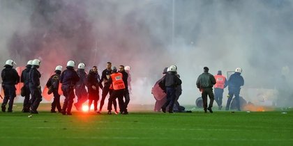 VIDEO | Derbyul Salonicului, întrerupt peste 40 de minute, după ce fanii echipei antrenate de Răzvan Lucescu au invadat terenul