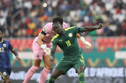 VIDEO | Clipe terifiante la Cupa Africii! Sadio Mane s-a prăbuşit inconştient pe teren, apoi a dat gol şi a fost dus de urgenţă la spital. Care este situaţia lui acum