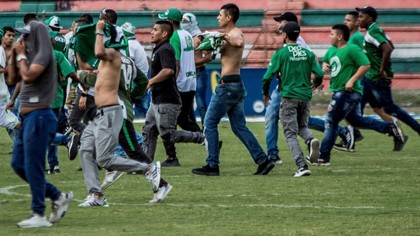 VIDEO ǀ Fanii au invadat terenul la un meci din Columbia. Jucătorul Teofilo Gutierrez a fost agresat