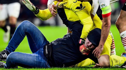 PSV i-a impus o interdicţie uriaşă pe stadion suporterului care l-a atacat pe portarul echipei FC Sevilla, la un meci din Liga Europa 