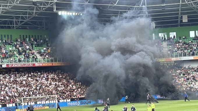 Meciul dintre Groningen şi Ajax Amsterdam a fost suspendat, după auncarea de fumigene în teren