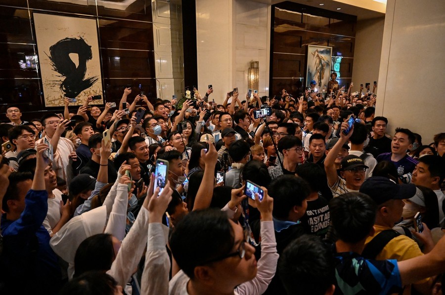 VIDEO ǀ Lionel Messi a ajuns în China. Sute de fani l-au aşteptat la aeroport