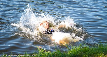 Simona Halep a sărit îmbrăcată în apele Râului Vltava după ce a câştigat Praga Open