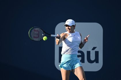 VIDEO | Simona Halep s-a calificat în turul 3 la Miami, deşi a primit îngrijiri medicale pentru o problemă la umăr. "Am fost sub presiune tot meciul"