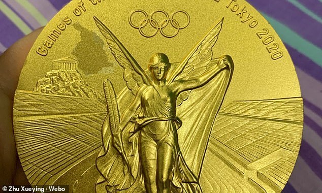 O sportivă chineză se plânge că i se cojeşte medalia de aur cucerită la Tokyo
