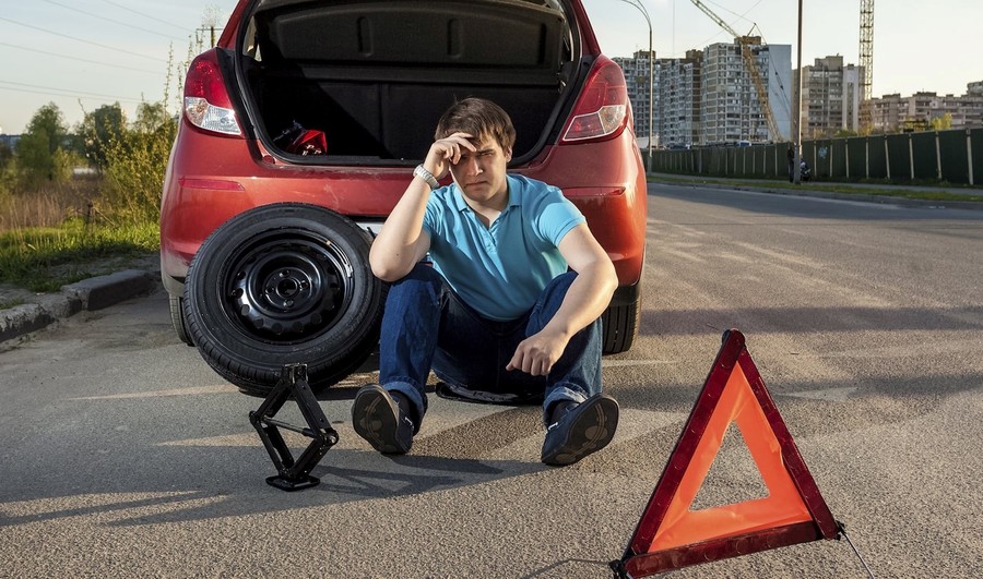 Foloseşti zilnic maşina? Iată ce să faci dacă rămâi în pană – În mai puţin de 5 minute ai soluţia