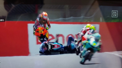 VIDEO | Accident horor în calificările Moto 3. Jason Dupasquier transportat în stare gravă la spital