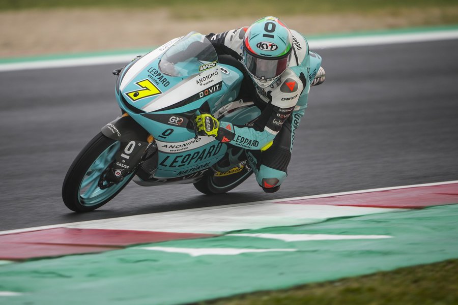 Bătălie acerbă la Moto 3. Dennis Foggia se impune şi reduce diferenţa faţă de Pedro Acosta la general