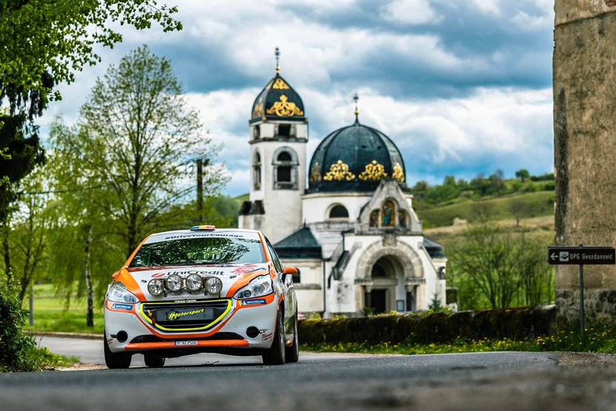 Cristiana Oprea, prima femeie pilot din România care a concurat în WRC. A trecut cu bine peste capcanele din Raliul Croaţiei