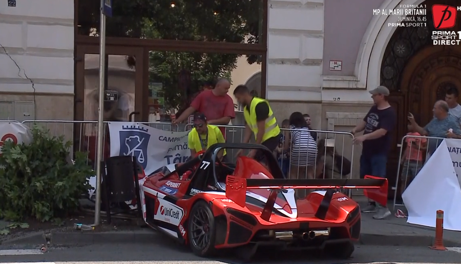 VIDEO | Emoţii mari la Super Rally Târgu Mureş, datorită unei ieşiri în decor. Din fericire nimeni nu a fost rănit grav
