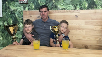 Gest de mare campion! Mihai Leu, implicat într-un accident la raliul de la Târgu Mureş, le-a oferit celor doi copii loviţi uşor trofeele pe care le-a câştigat în această etapă