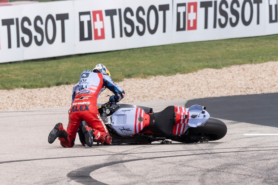 Situaţie dificilă pentru un pilot din MotoGP. I s-a făcut rău în timpul cursei de sprint de la Austin