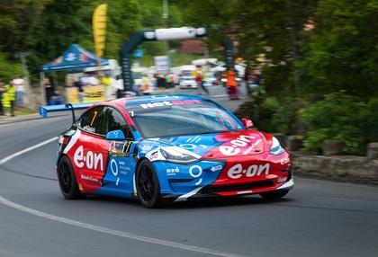 Dominic Marcu urcă pe podiumul categoriei 1 cu Tesla Model 3 Performance la Cupa Mediaşului