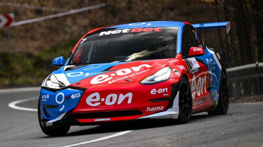 Pasiune, adrenalină şi sustenabilitate: Dominic Marcu se pregăteşte pentru Transalpina Challenge cu Tesla. Competiţia se vede pe Prima Sport