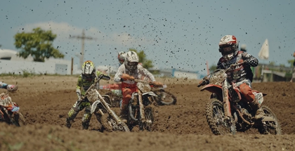 VIDEO ǀ Cei mai buni tineri piloţi de motocross s-au întrecut în România. Rezumatul rundei de pe TCS Racing Park se vede pe Prima Sport 4