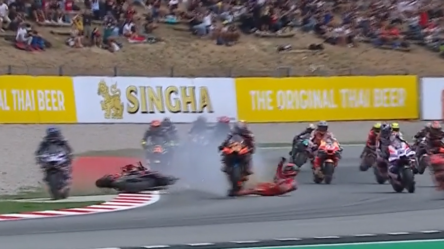 MotoGP | Accidentul de la Grand Prix-ul Barcelonei: Francesco Bagnaia nu are nicio fractură. Enea Bastianini va fi operat la gleznă şi la mână