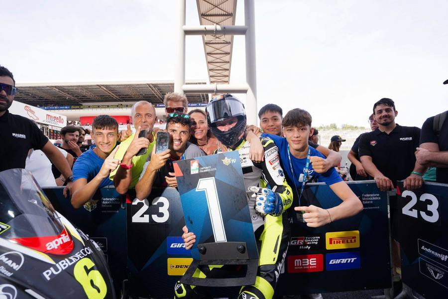 Jacopo Hosciuc e marea speranţă a motociclismului românesc! Are 17 ani şi a bifat victorii pe legendarul traseu de la Mugello