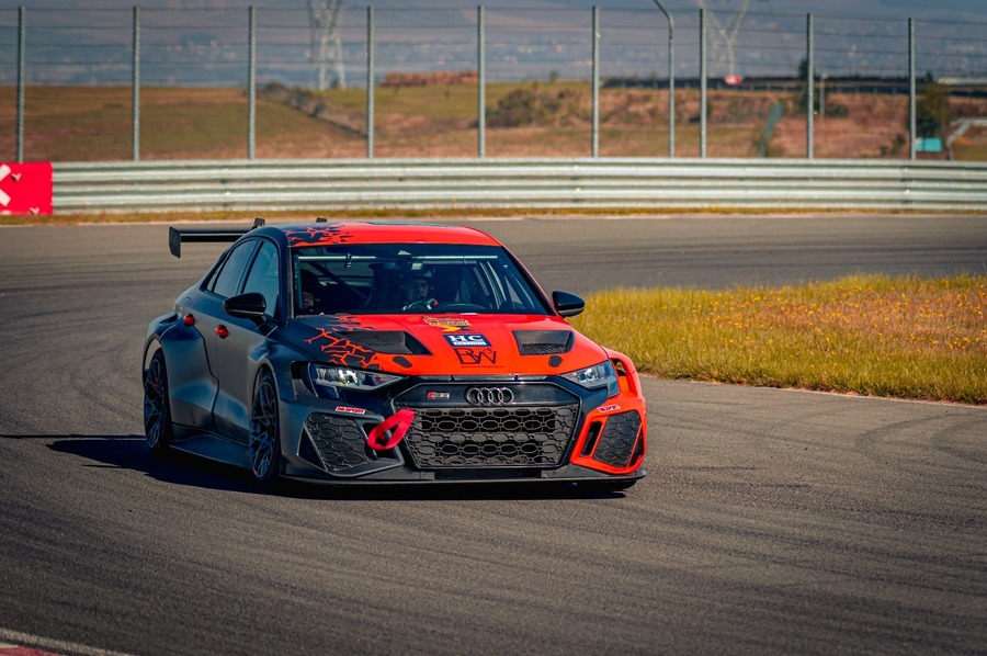 Sorin Huţanu face pasul către un Audi RS3 LMS TCR de ultimă generaţie. Superbul model poate fi văzut în acest weekend