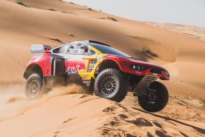 Bătălia pentru Dakar la clasa auto se dă între două staruri din WRC. Sebastien Loeb a recuperat enorm faţă de Carlos Sainz