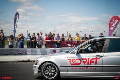 Eveniment special în Bucureşti pentru amatorii de drift: Campionii sunt pe circuit, nu pe şosele