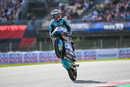 VIDEO | David Alonso a ajuns la 14 victorii stagionale în Moto3. Bătălie acerbă pentru titlul de vicecampion