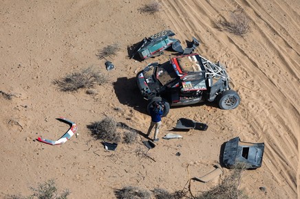 VIDEO | Sebastien Loeb, accident în etapa a treia a Raliului Dakar. Dacia sa a fost grav avariată