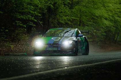 Dominic Marcu a făcut recital în ploaie cu Tesla Model S Plaid, în antrenamentele de la Râşnov