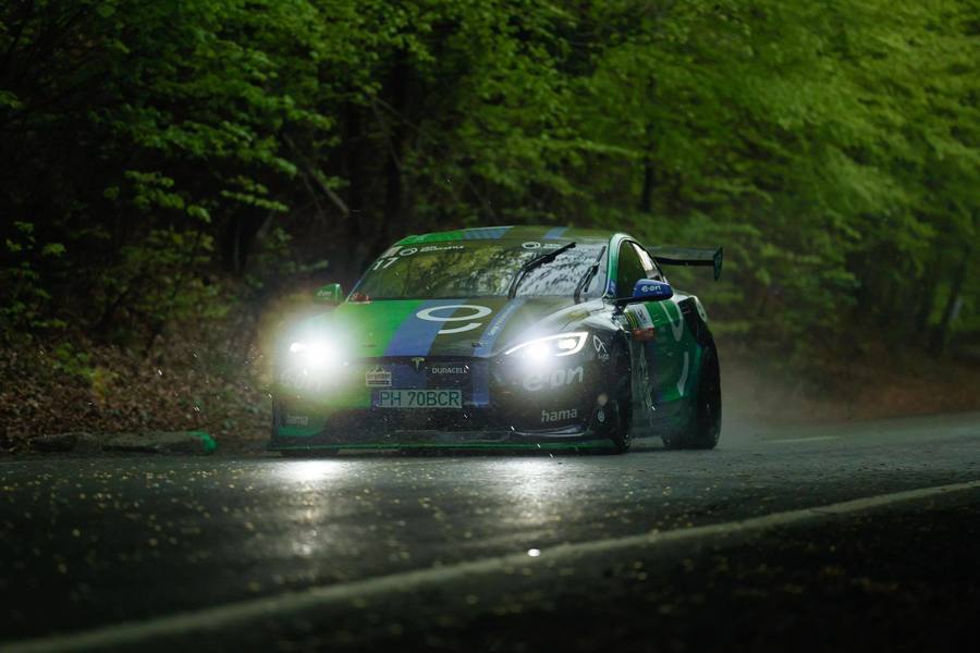 Dominic Marcu a făcut recital în ploaie cu Tesla Model S Plaid, în antrenamentele de la Râşnov