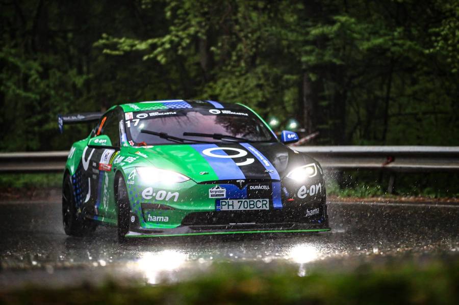 Zi istorică în motorsportul românesc! Dominic Marcu a reuşit prima victorie la coastă cu un model electric