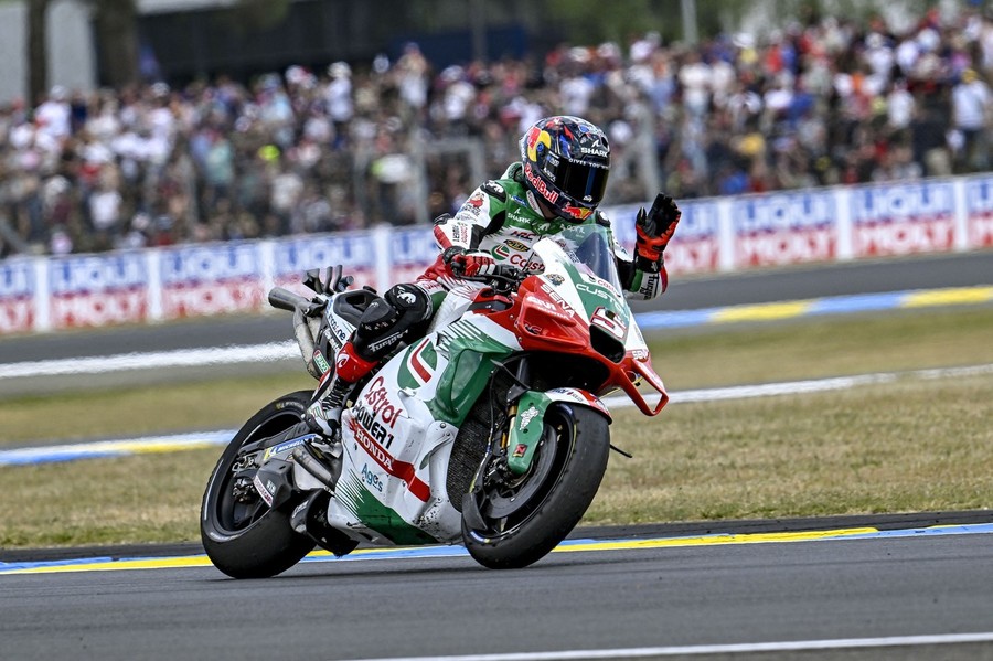 VIDEO | Johann Zarco a scris istorie. Este primul francez care câştigă GP-ul Franţei după 71 de ani. Ploaia a dat calculele peste cap