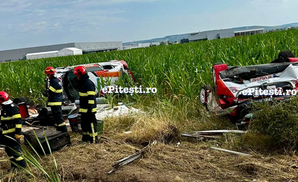 Două maşini de raliu au fost implicate într-un accident pe Autostrada A1. Pagubele sunt uriaşe