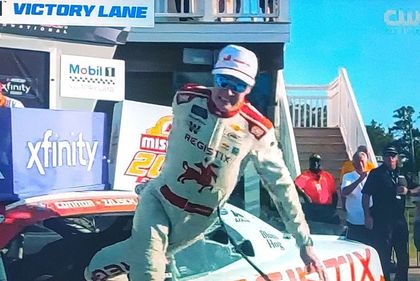 Un pilot din Nascar s-a accidentat în timp ce sărbătoarea victoria