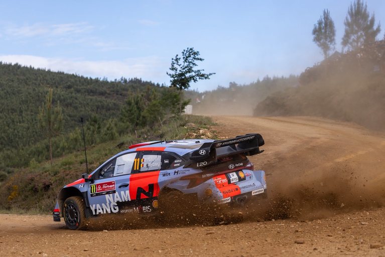 Thierry Neuville a câştigat Raliul Portugaliei. Piloţii Toyora rămân la conducerea clasamentului general din WRC