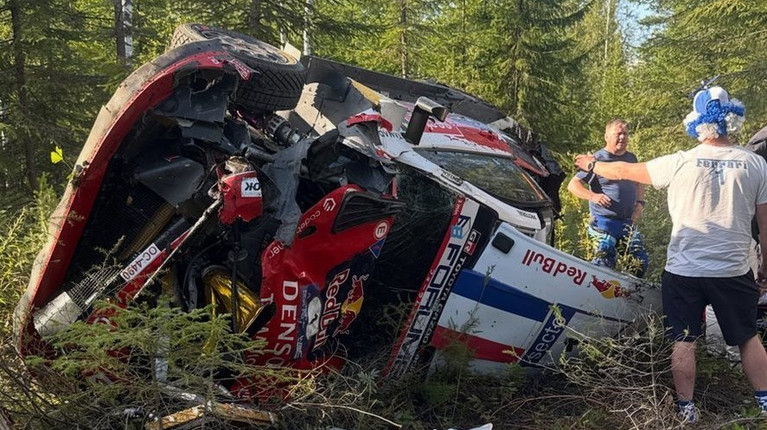 Ieşire violentă de pe traseu în Finlanda pentru Sebastien Ogier. Francezul e în afara oricărui pericol