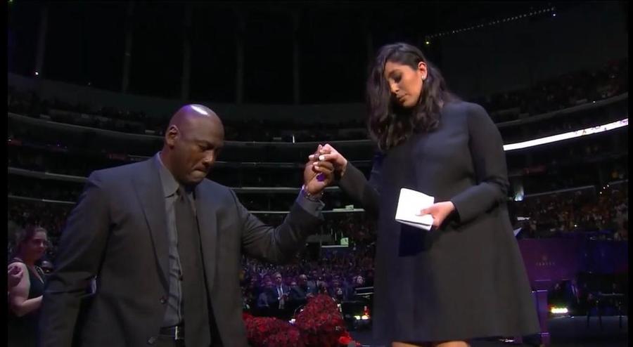 VIDEO | Kobe Bryant, omagiat la Staples Center la Los Angeles. Imagini emoţionante