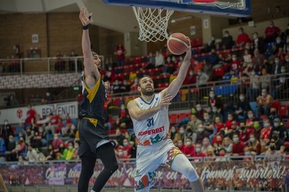 CSM Oradea, victorie cu Sporting Lisabona şi intră în ”sferturile” FIBA Europe Cup de pe locul I al grupei K