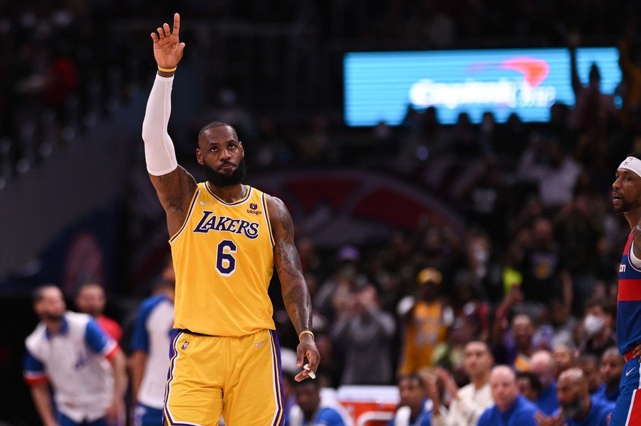 LeBron James l-a depăşit pe Karl Malone şi a devenit al doilea marcator din istoria NBA