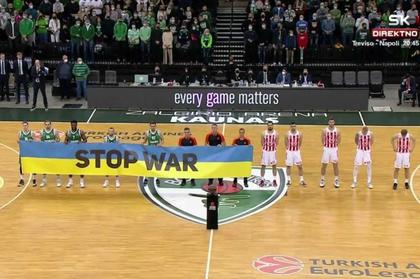 Gestul sârbilor a stârnit idignare! Jucătorii de la Steaua Roşie au refuzat banner-ul cu mesajul „Opriţi războiul”. Toată sala i-a huiduit