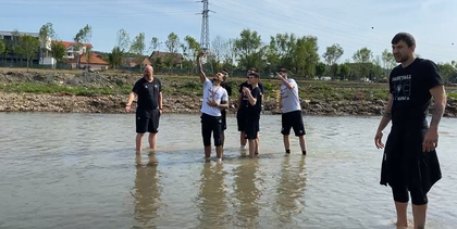 VIDEO | Jucătorii campioanei ”U” BT Cluj nu au putut face tradiţionala baie în râul Someş, pentru că apa le ajungea doar la glezne