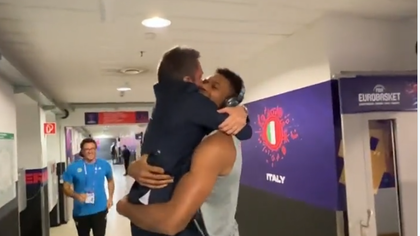 VIDEO | Eliminat în timpul meciului, selecţionerul Italiei a sărbătorit calificarea în ”sferturile” EuroBasket cu starul din NBA Antetokounmpo
