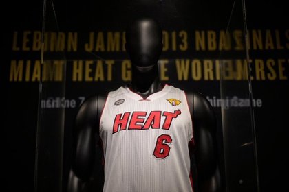 Un tricou purtat de LeBron James în finala NBA din 2013, vândut la licitaţie cu 3,7 milioane de dolari
