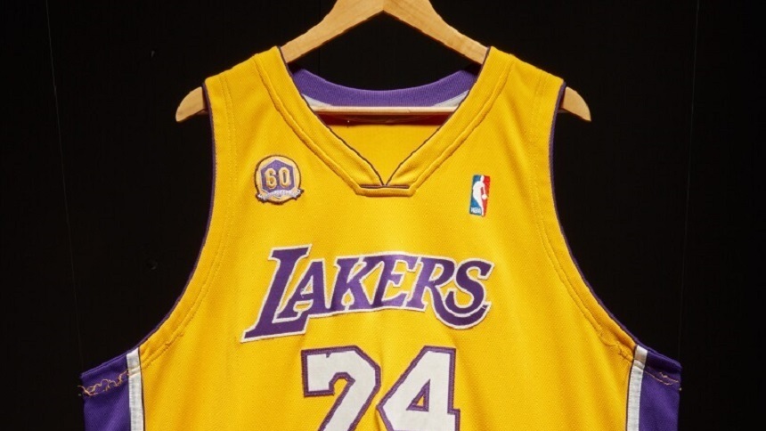 Un tricou al lui Kobe Bryant, vândut la licitaţie cu 5,8 milioane de dolari