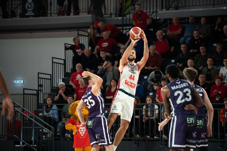 CSM Oradea continuă să conducă în clasamentul Top 10 din Liga Naţională de Baschet, după victoria cu Rapid