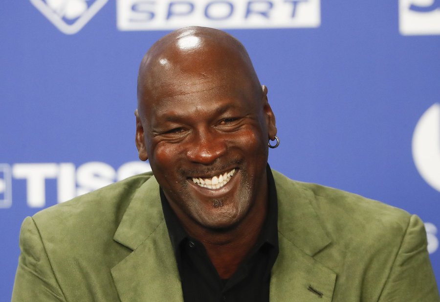 Încă un record pentru Michael Jordan. O pereche de încălţăminte sport purtată la finala NBA din 1998, vândută la licitaţie pentru 2,2 milioane de dolari
