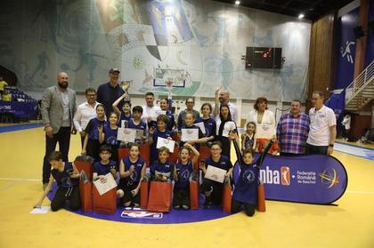 Ghiţă Mureşan şi conducerea FRB, la premierea Jr NBA League Romania, de la Timişoara